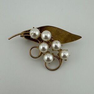 Vintage Elegant Gold Tone Pearl Grape Cluster Brooch